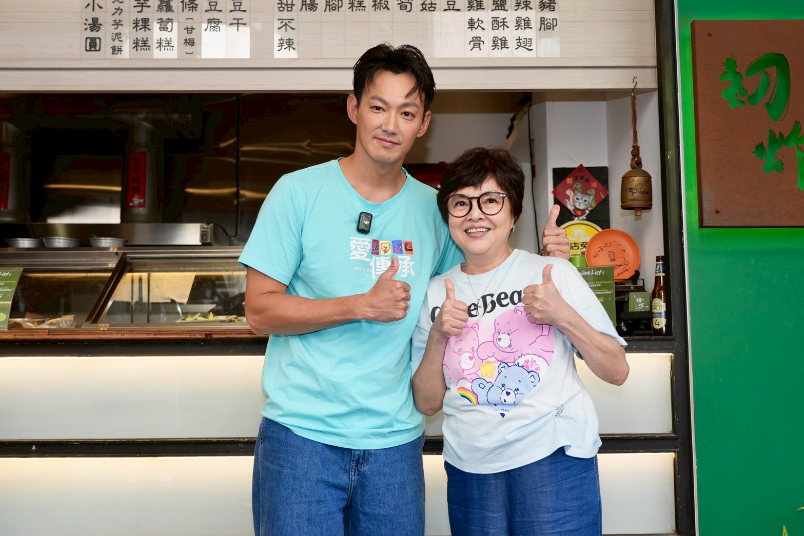 威廉(左)有紀寶如陪著出席公益活動。(圖/記者陳明中攝)