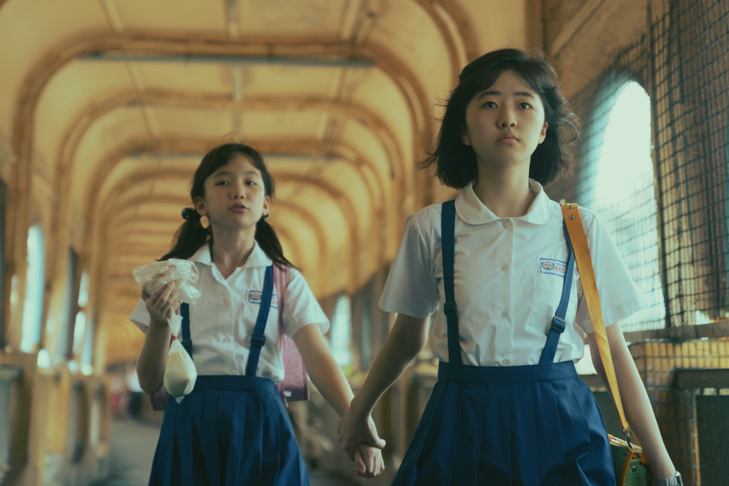 《女孩》描述女孩在傳統與新時代夾縫中成長的故事,圖為白小櫻(右)、賴雨霏。(圖/甲上提供)