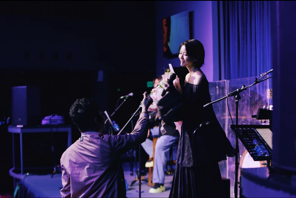 蔡淳佳收到粉絲獻花。（圖／Joi Music 、淳萃文化提供）