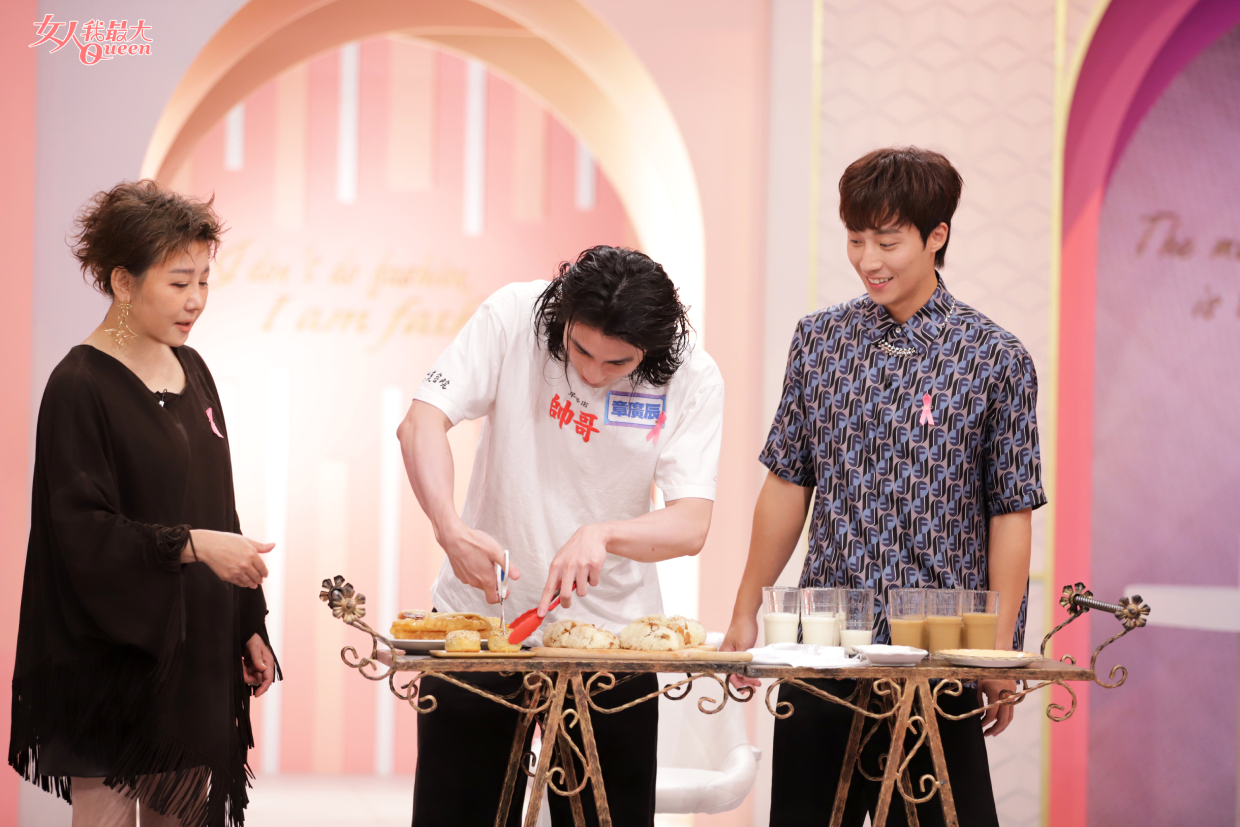 藍心湄(左起)讓章廣辰擔任早餐服務人員,卞慶華在旁看熱鬧。(圖/TVBS提供)
