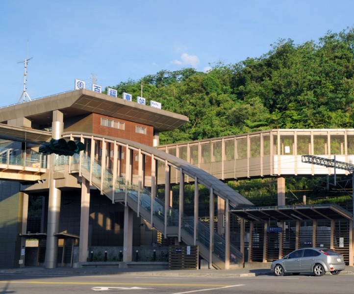 台鐵百福車站落軌意外。（圖／翻攝畫面）