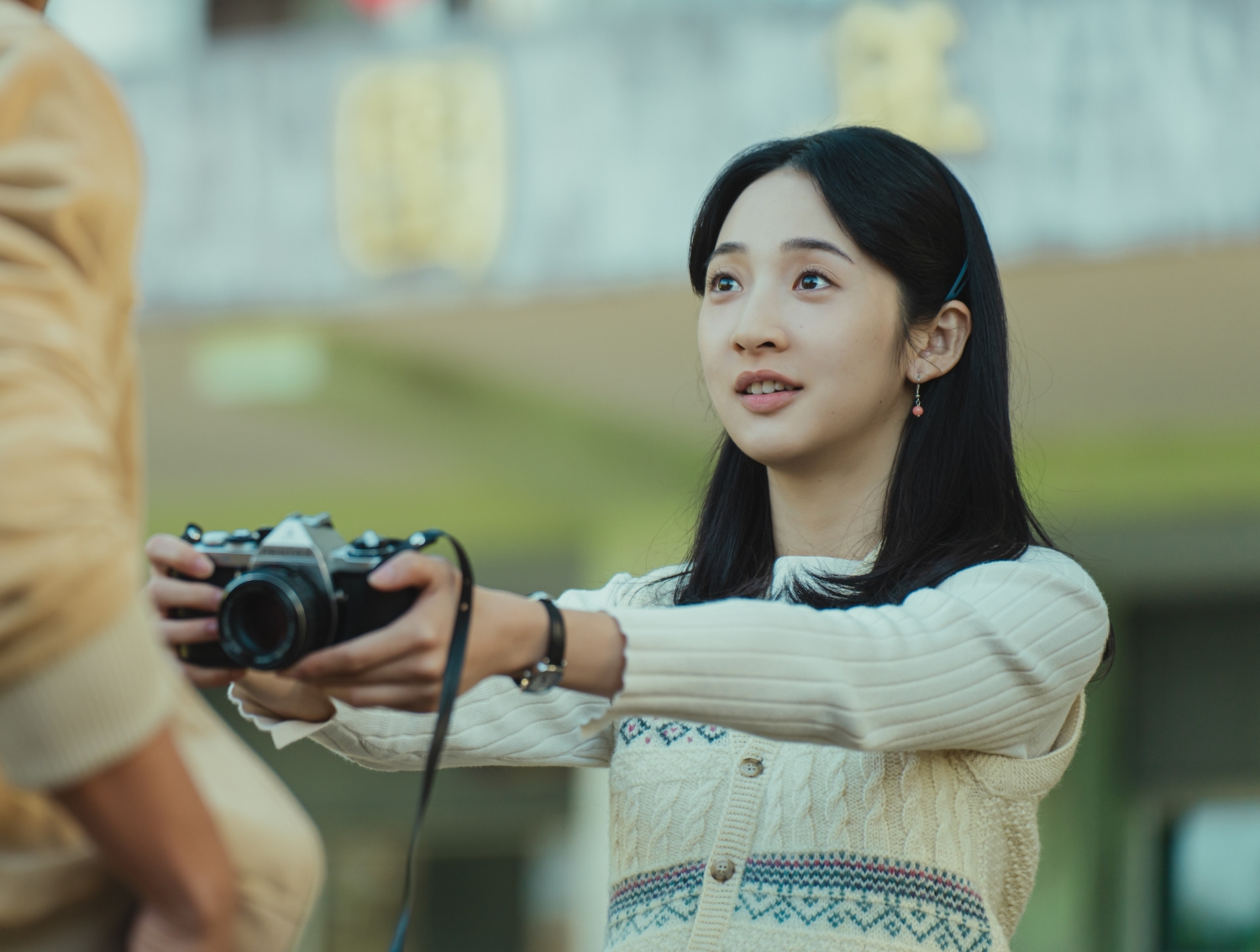 李沐在《那張照片裡的我們》飾演有閱讀障礙的賢英。(圖/瀚草文創提供)