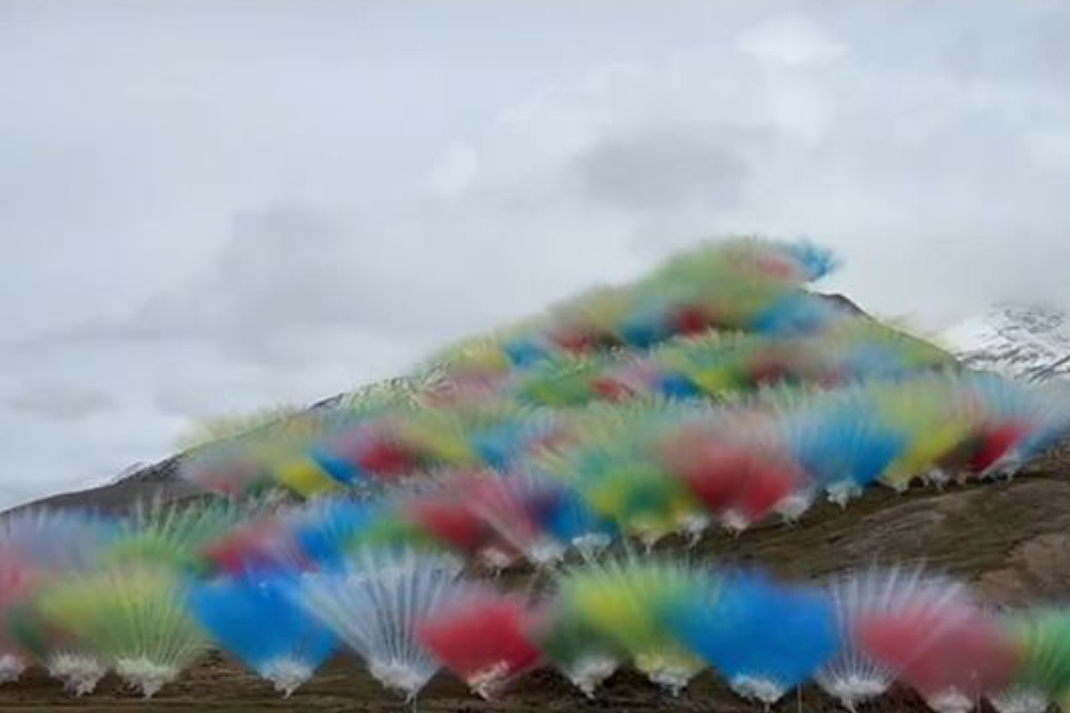 蔡國強先前用煙火炸喜馬拉雅山。(圖/翻攝自微博)