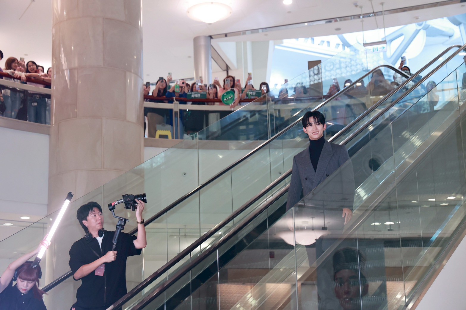玉澤演來台吸引近百名粉絲圍觀。（圖／王人傑攝）