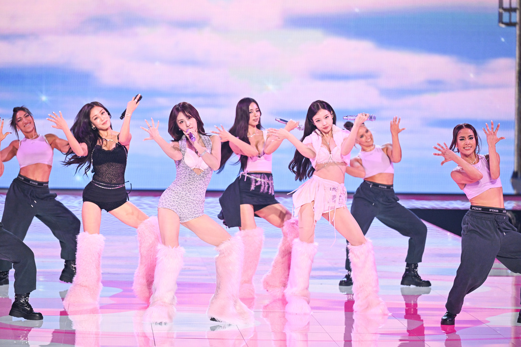 TWICE登維密秀。(圖/AP NEWS)