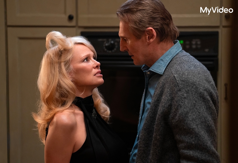 《脫線神探》連恩尼遜（右）與潘蜜拉（左）傳假戲真做。（圖／台灣大哥大MyVideo 提供）