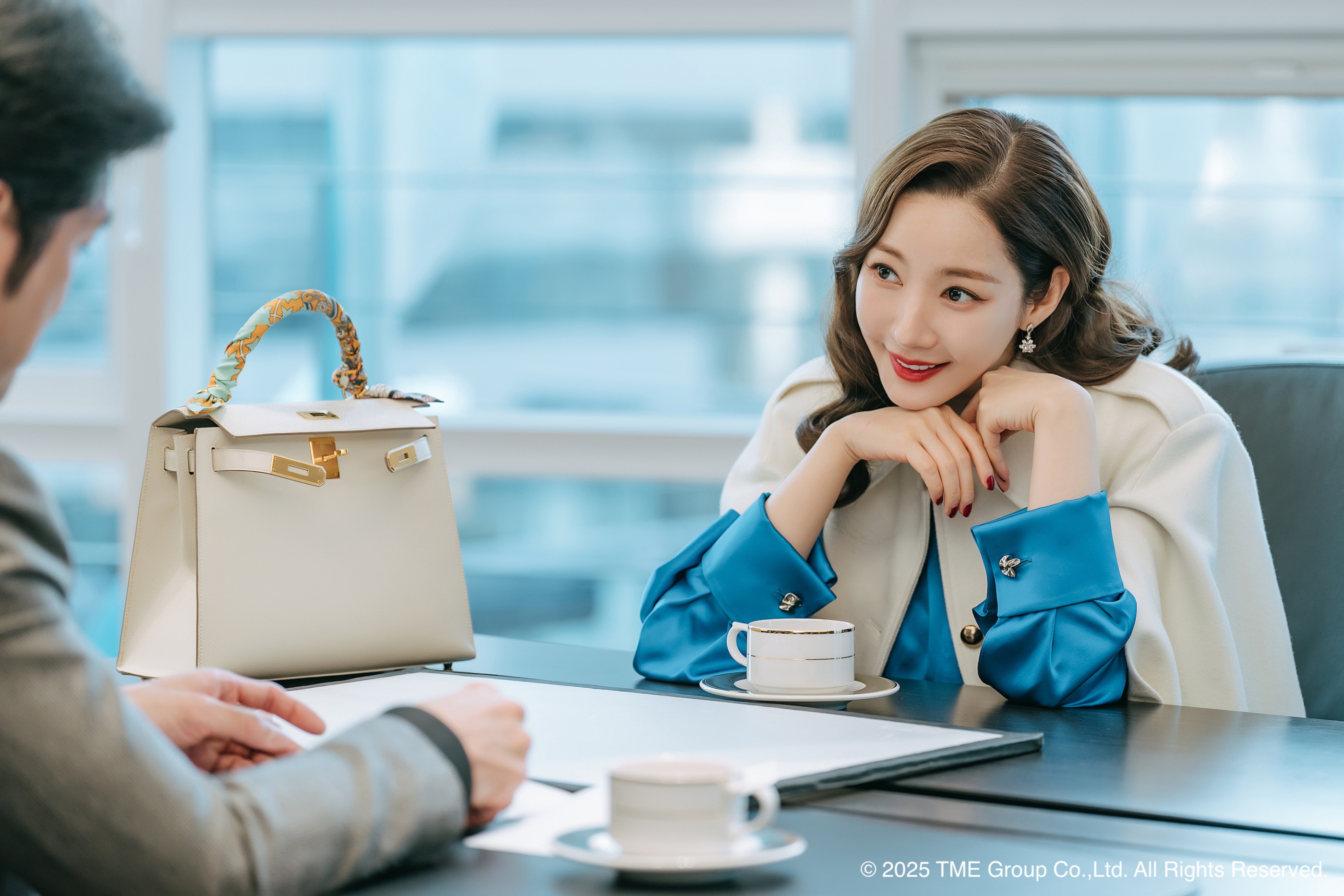 《行騙天下KR》朴敏英突破「浪漫女神」形象，飾演性格奔放的詐騙集團首領。（圖／Hami Video提