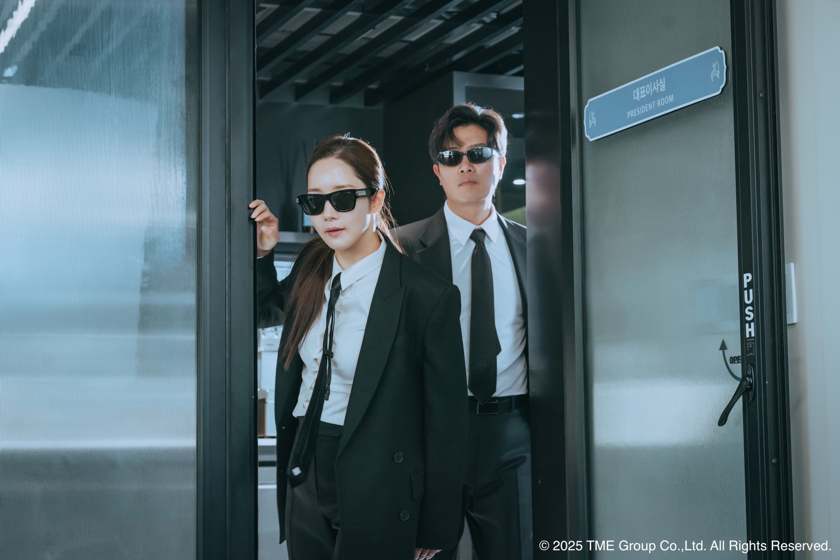 《行騙天下KR》朴敏英（左）和朴喜洵為了進行詐騙，裝扮成各種造型、假扮成不同職業的人。