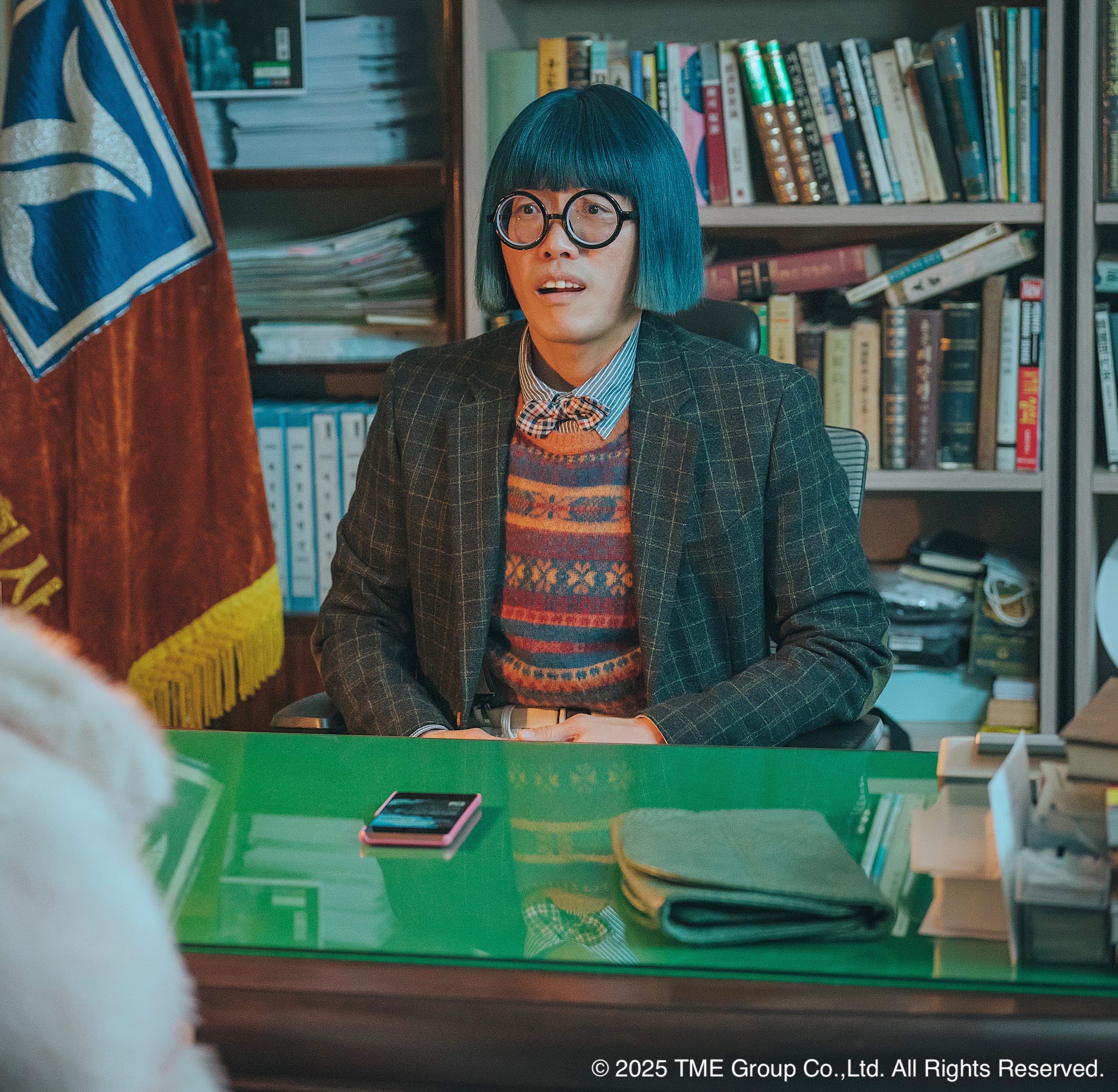 《行騙天下KR》朴喜洵劇中戴上各種浮誇假髮、暴牙扮醜。（圖／Hami Video提供）