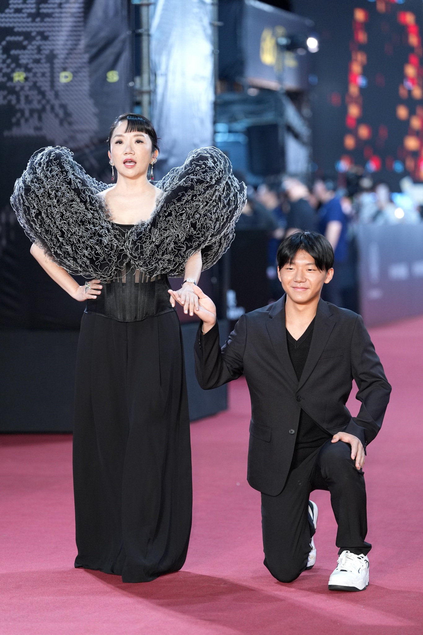 陶晶瑩(左)帶著兒子李小龍上紅毯。(圖/記者許方正攝)