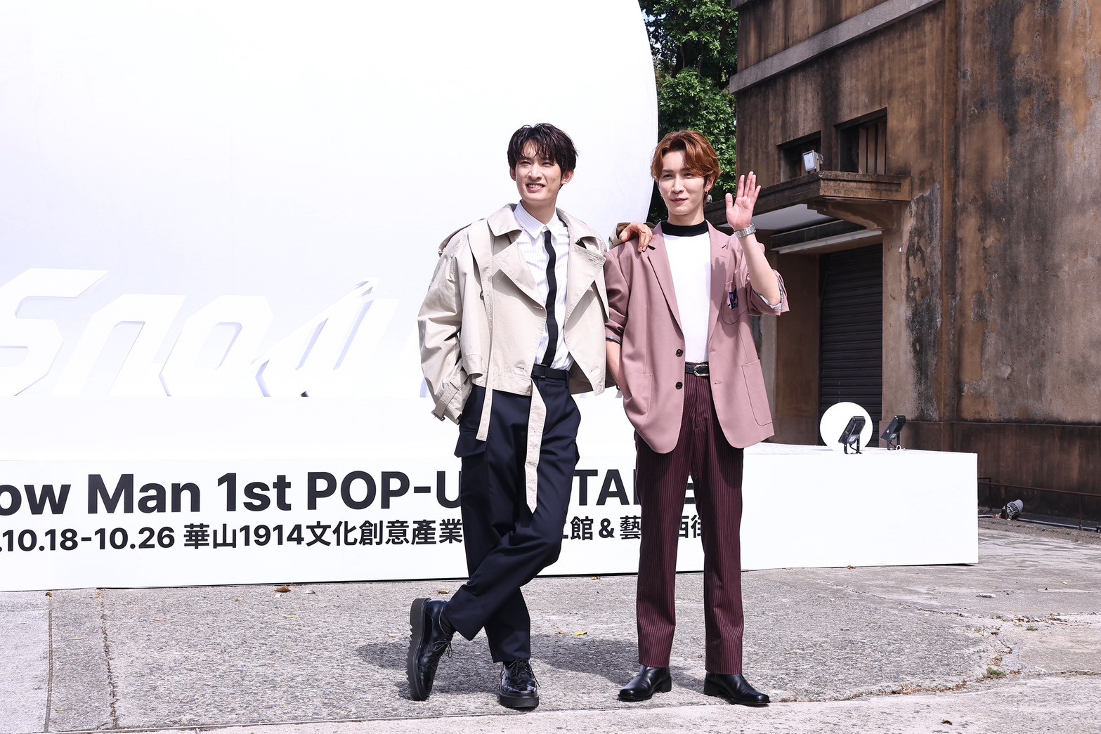 「Snow Man」成員向井康二(左起)、渡邊翔太為快閃店特地來台宣傳。(圖/許方正攝)