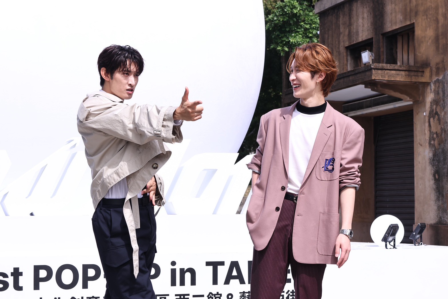 「Snow Man」向井康二(左)開玩笑說這趟來台,是他跟渡邊翔太的蜜月旅行。(圖/許方正攝)