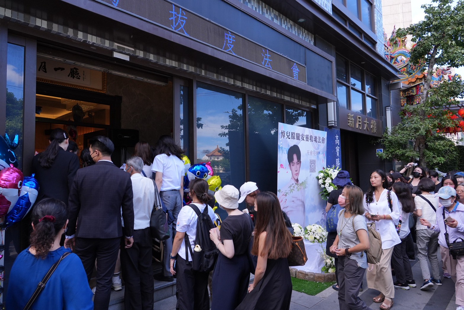 許多粉絲到法會現場祝福于朦朧。(圖/記者許方正攝)