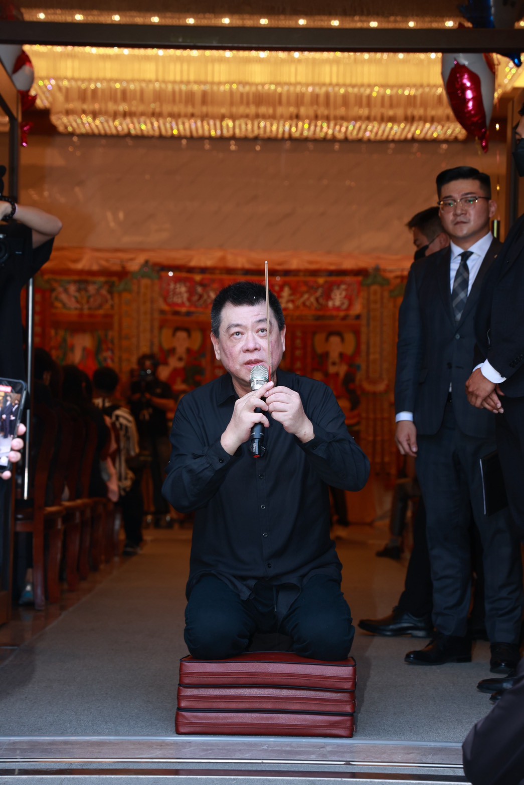 孫德榮拿香拜拜,盼于朦朧一路好走。(圖/記者許方正攝)