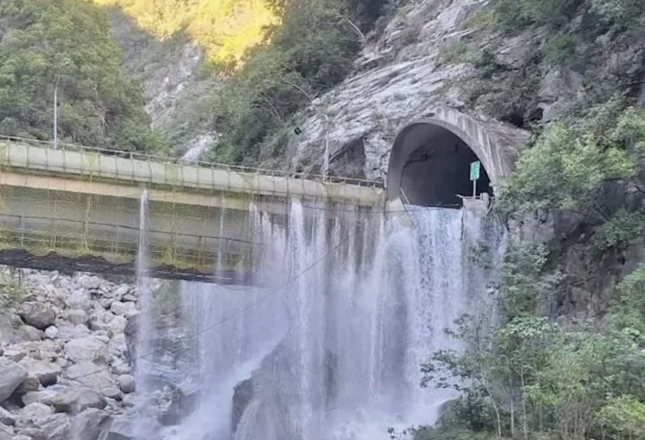 花蓮立霧溪堰塞湖溢流！台8線靳珩隧道被淹 今出動怪手開挖引流