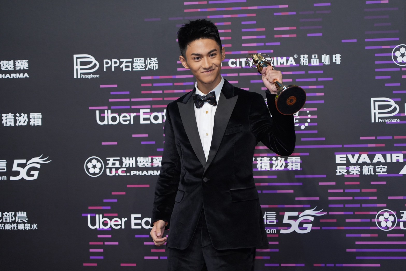 16歲的朱宥丞以《聽海湧》拿下「迷你劇集男配角獎」。楊小黎成功在金鐘60封迷你視后。（圖／記者許方攝