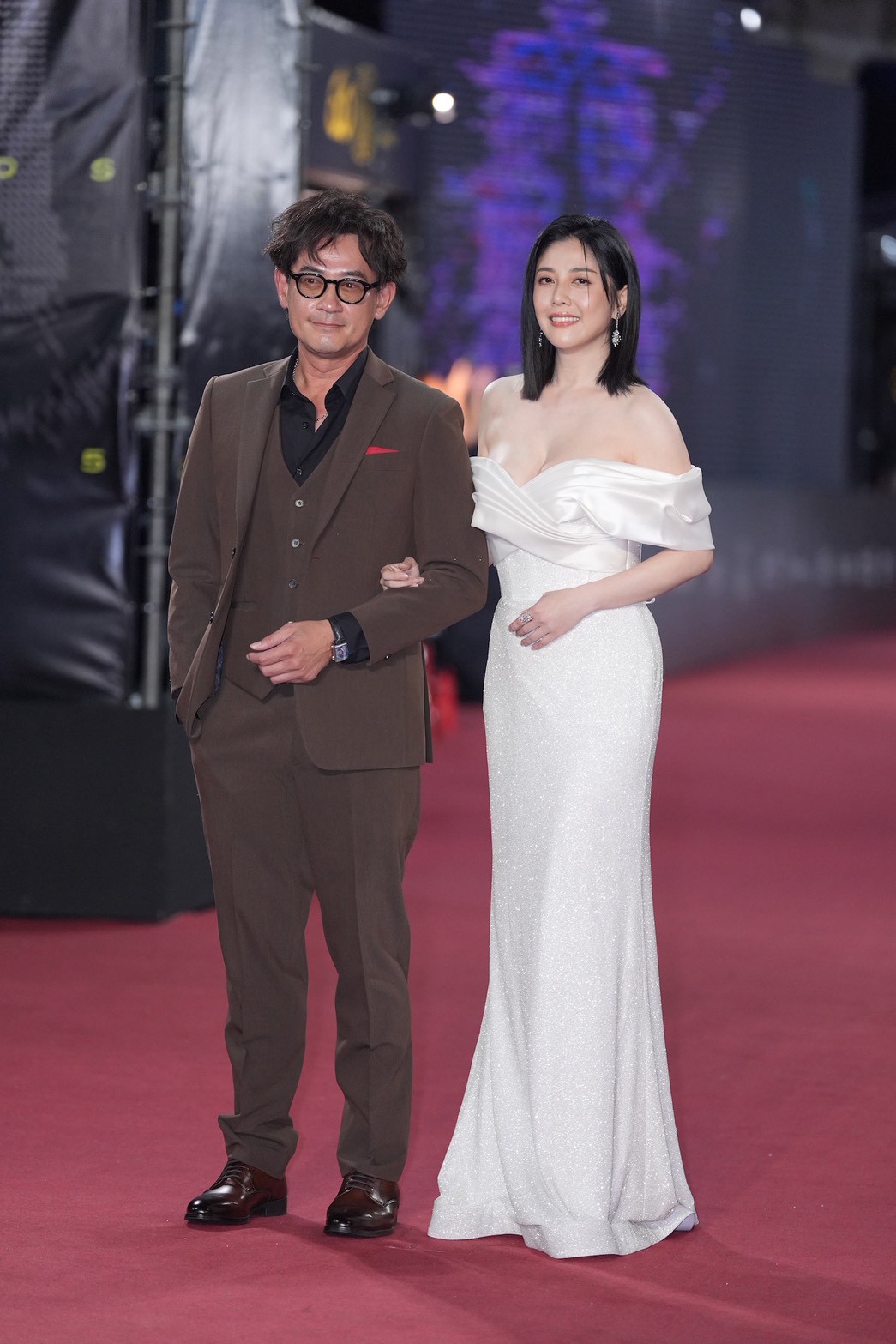 柯叔元（左）牽著韓瑜走紅毯。（圖／記者陳明中攝）