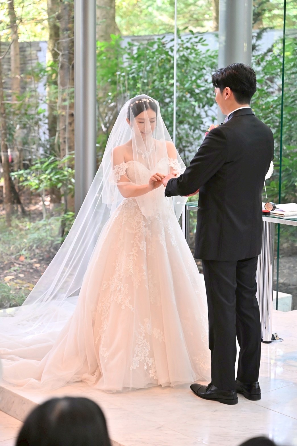 鄭家純與老公Akira交換婚戒。(圖/千巡影世康姐提供)