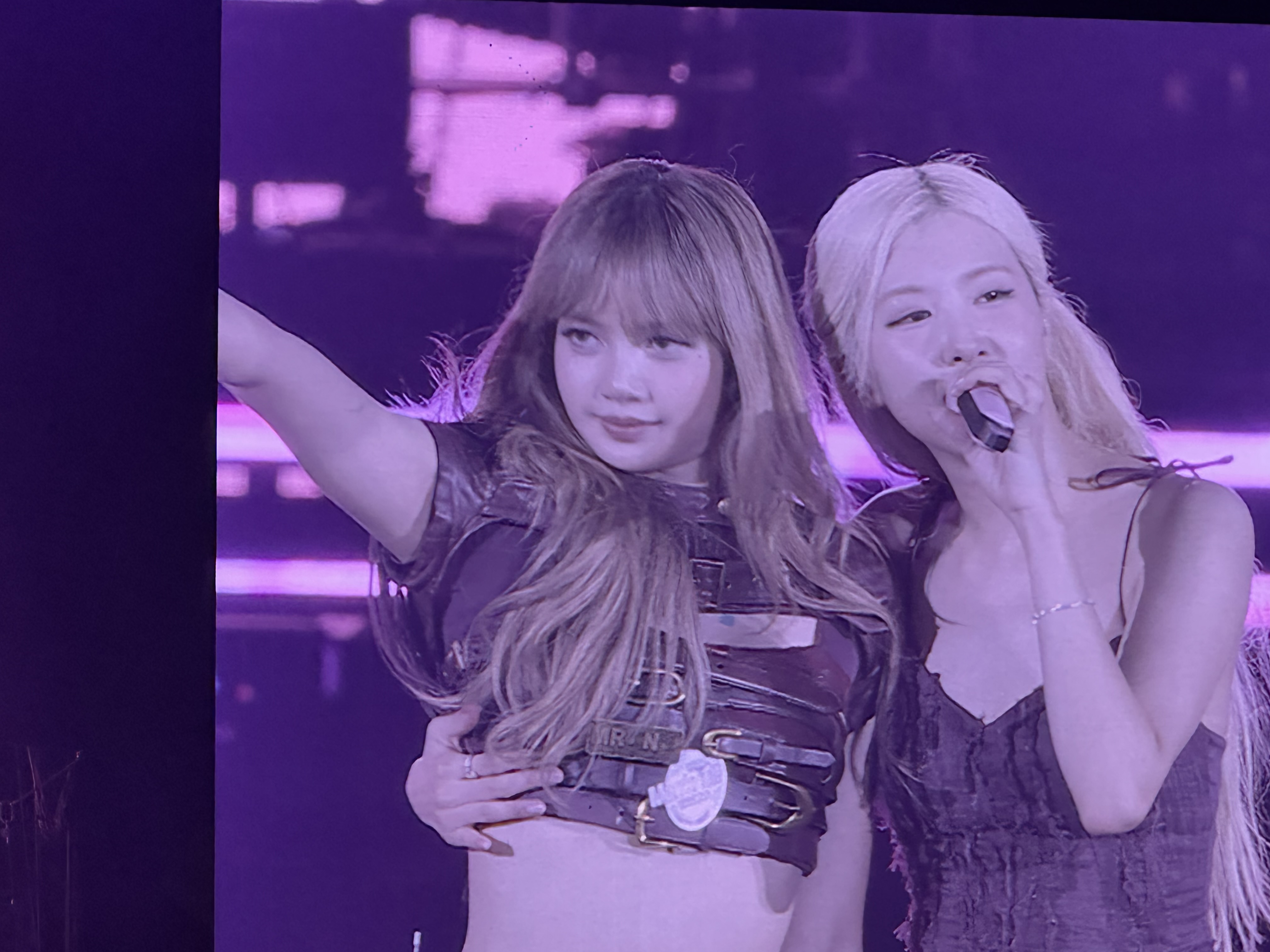 BLACKPINK 高雄開唱,ROSÉ(右)現場教LISA中文。(圖/讀者提供)