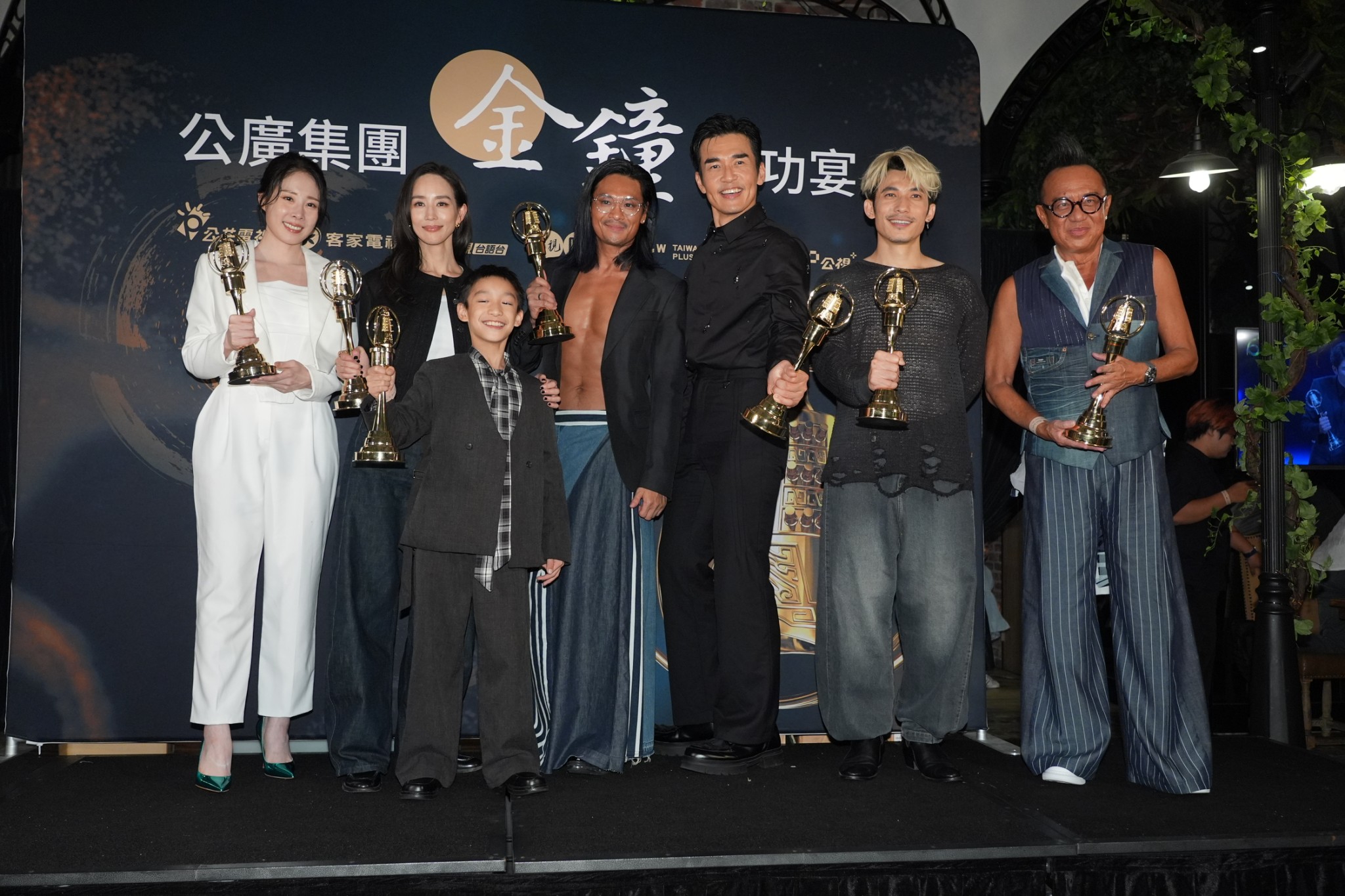 《化外之醫》團隊出席慶功宴。(圖/記者陳明中攝)