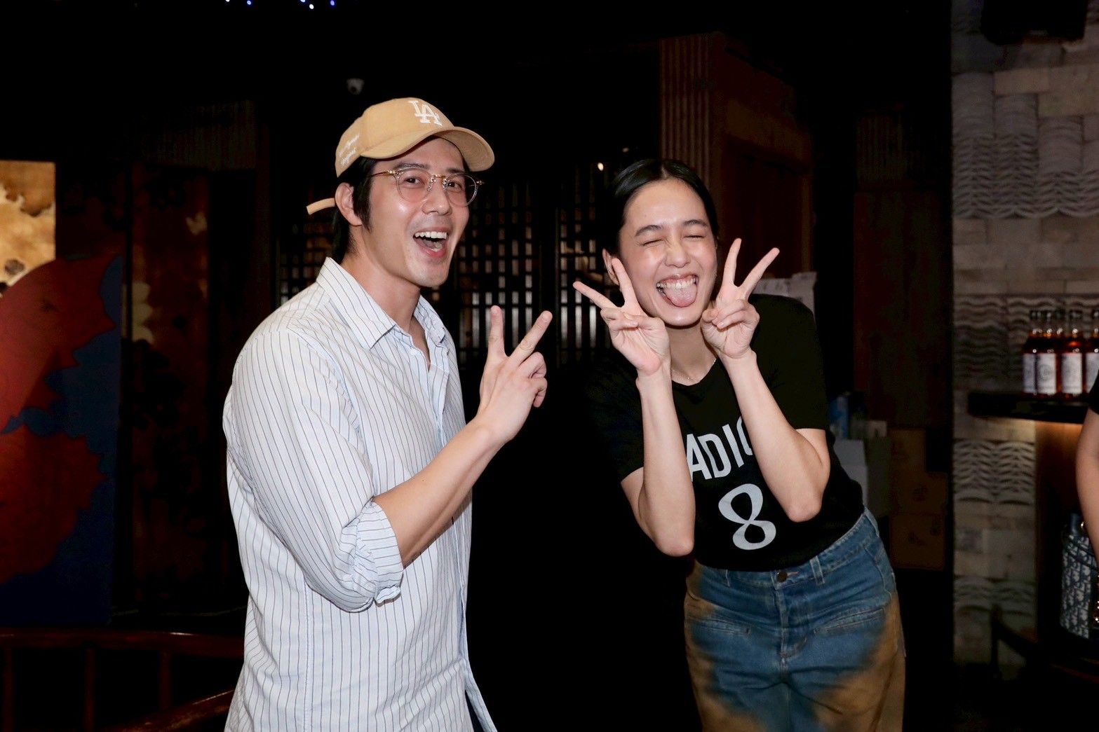 陳庭妮(右)帶著老公胡宇威滿場跑。(圖/記者王人傑攝)