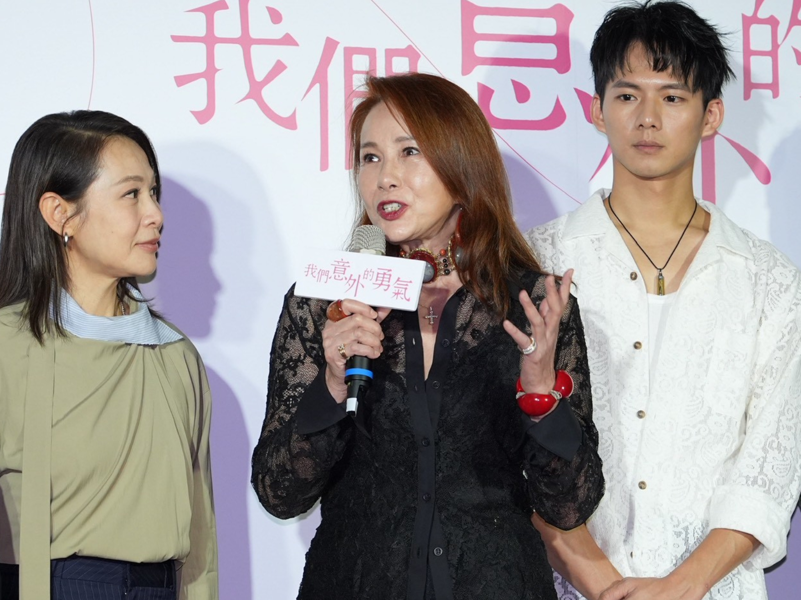 劉若英(左起)聽著片中媽媽講話,吳念軒乖乖站好。(圖/記者許方正攝)