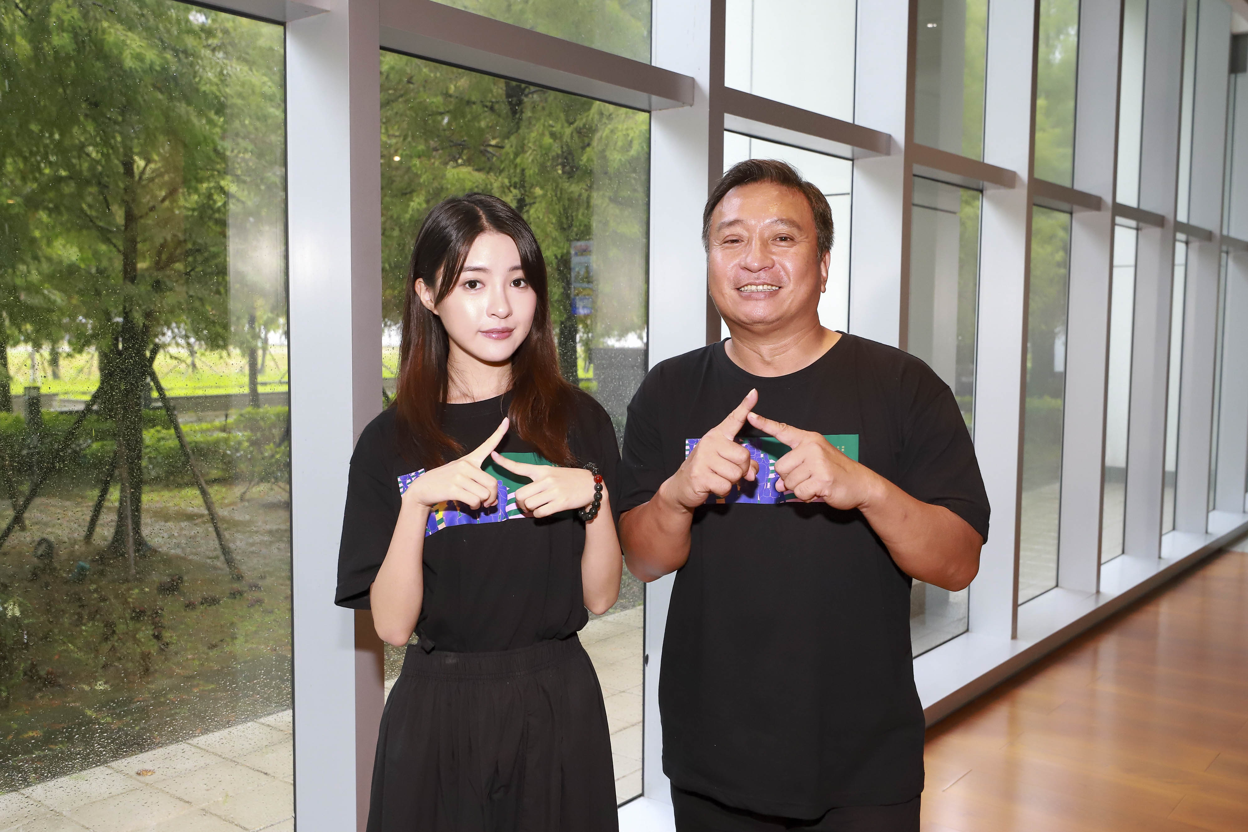 王中平(右)和女兒韓菲變成同事。(圖/民視提供)