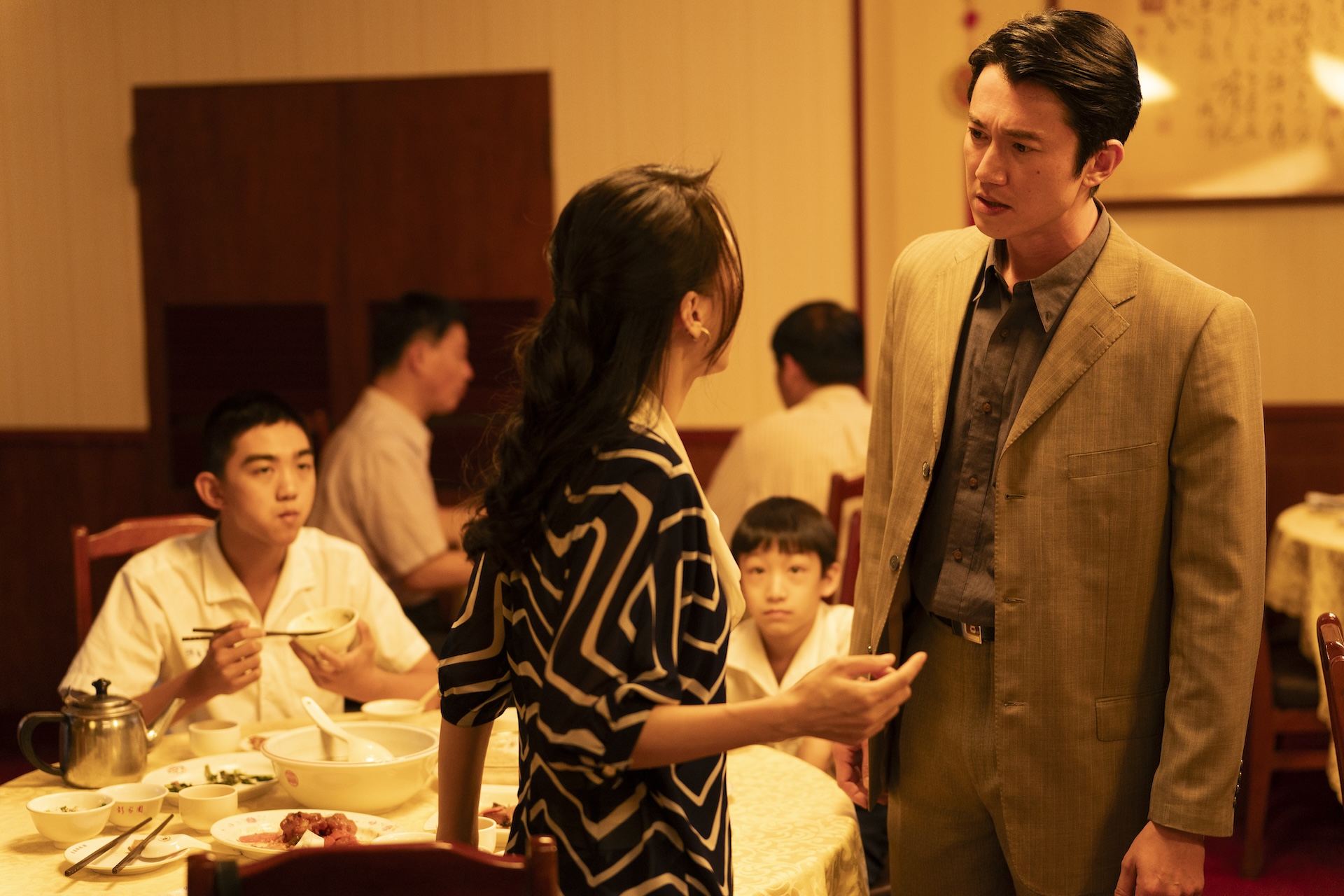 吳慷仁(左)飾演外省人。(圖/ 百景映畫提供)