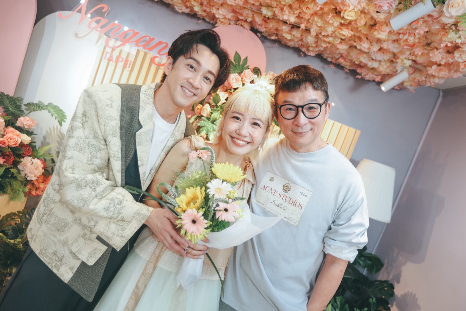 陳漢典、Lulu登記結婚,陳鎮川到場見證。(圖/天地合娛樂、民間友人提供)