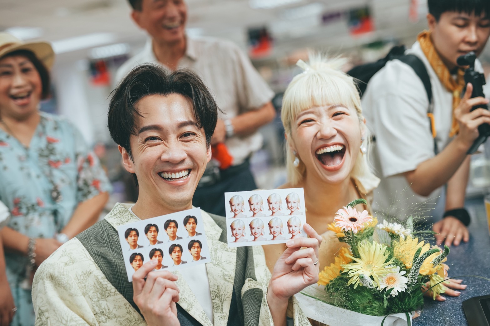 陳漢典、Lulu登記結婚,Lulu笑得超開心。(圖/天地合娛樂、民間友人提供)