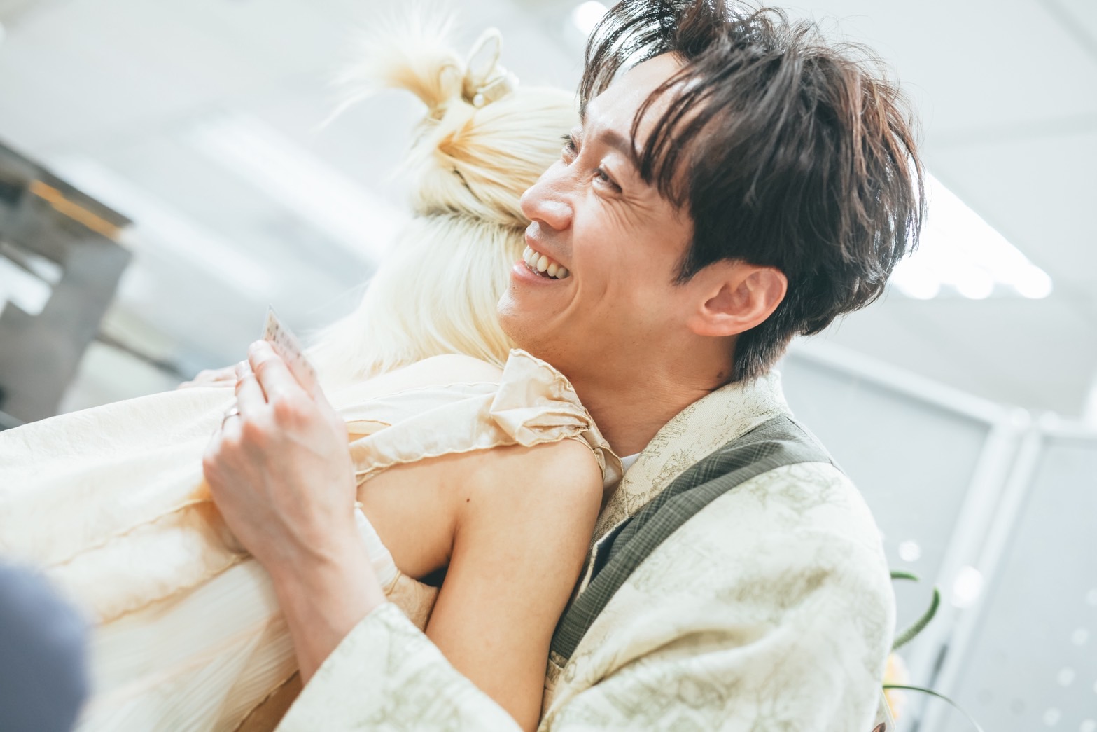 陳漢典、Lulu登記結婚,新婚夫妻開心擁抱。(圖/天地合娛樂、民間友人提供)