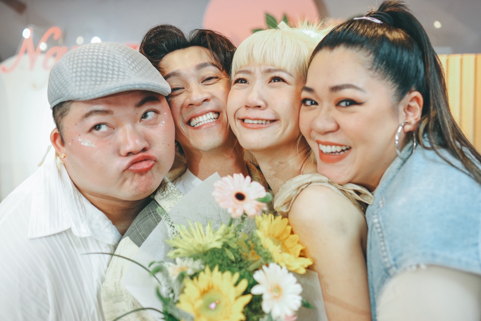 陳漢典、Lulu登記結婚,友人到場見證。(圖/天地合娛樂、民間友人提供)