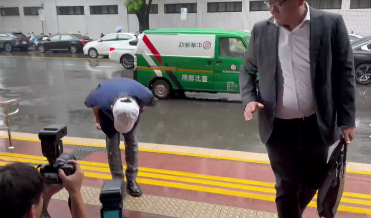 黃子佼出席庭審前先鞠躬。(圖/娛樂中心)