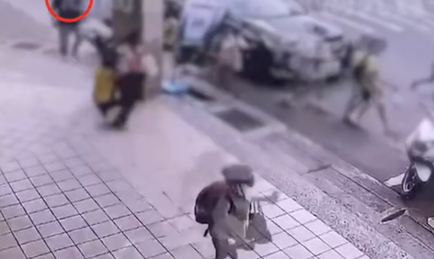 出獄男無預警朝10童揮刀。（圖／翻攝畫面）
