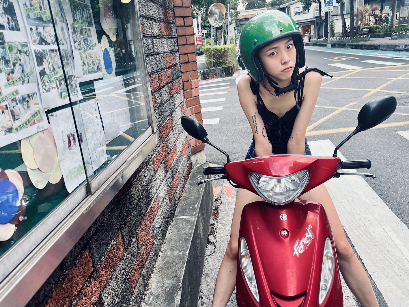 馬士媛在《左撇子女孩》中飾演蔡淑臻的女兒，面臨許多生活上的困境。（圖／光年映畫提供）
