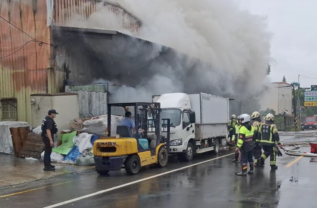 桃園倉庫大火釀2死!網拍夫妻受困火場身亡 長照中心急撤88位長者