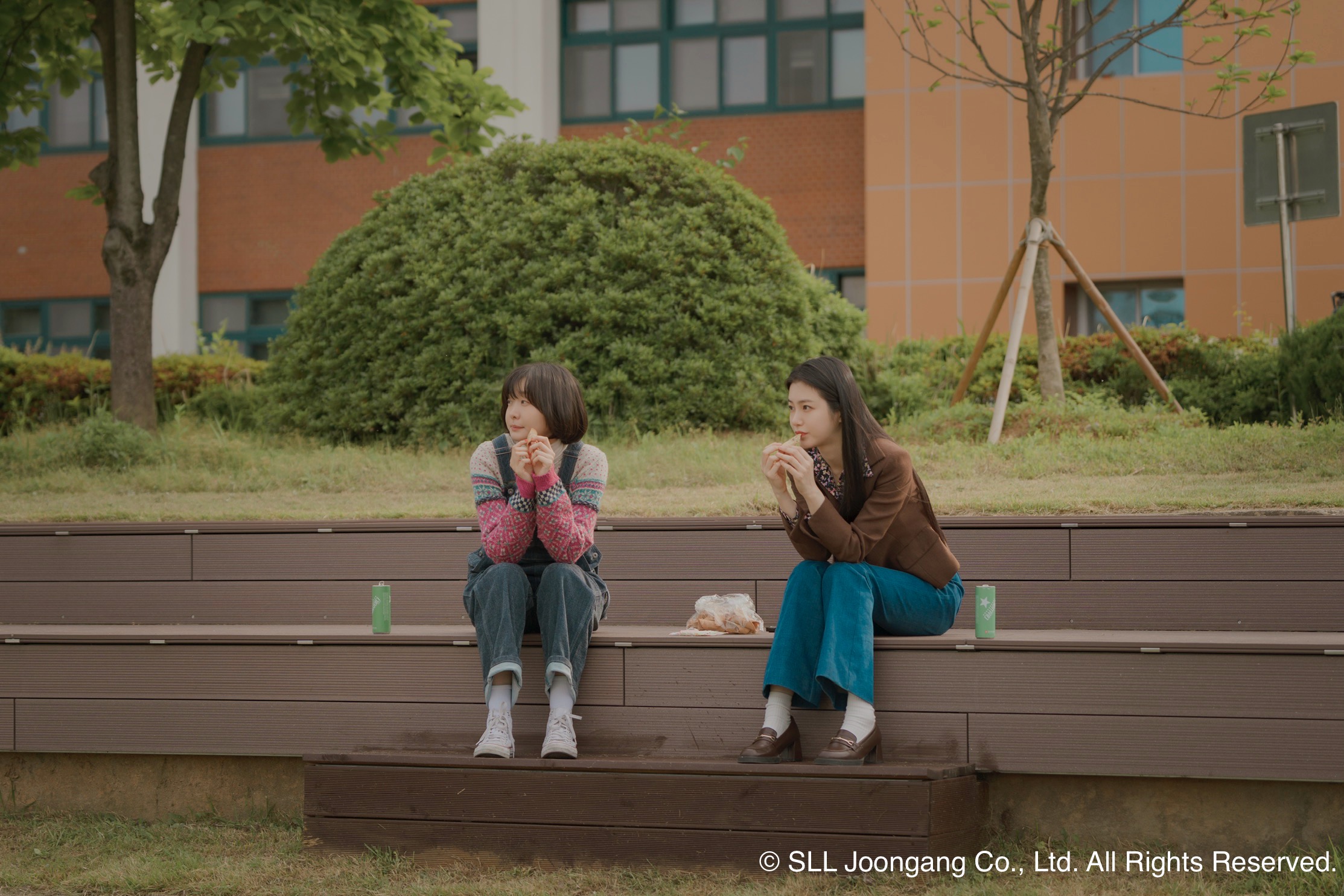 《百次的回憶》金多美(左)和辛叡恩飾演多年朋友，但這段友誼也不斷面臨考驗。（圖／Hami Video