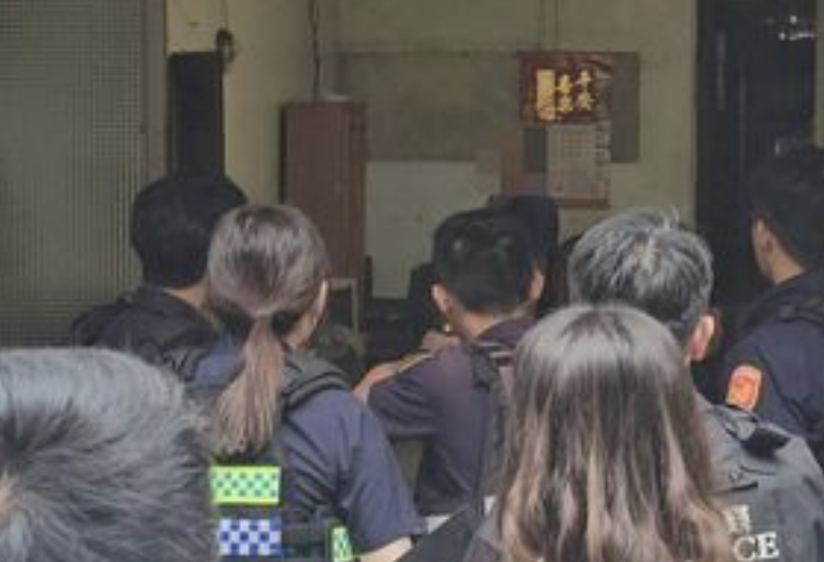 警方攻堅壓制邱男。（圖／翻攝畫面）
