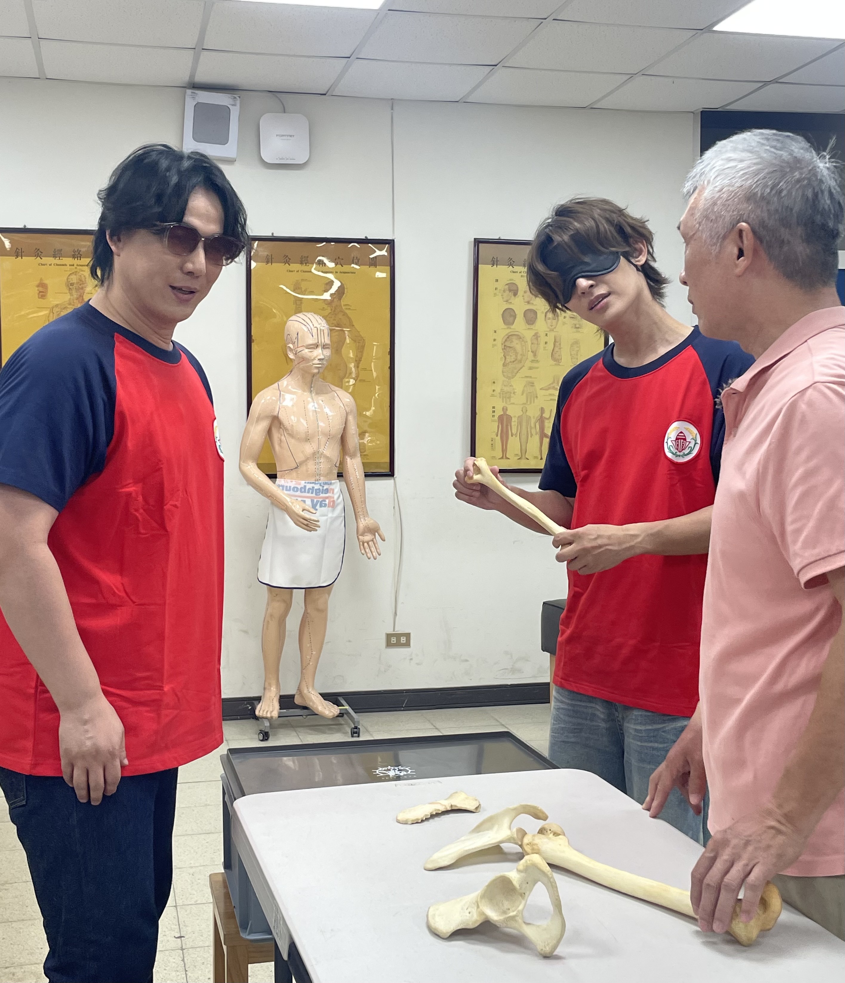 蕭煌奇帶領炎亞綸體驗「視障者的一天」。(圖/大浪娛樂提供)