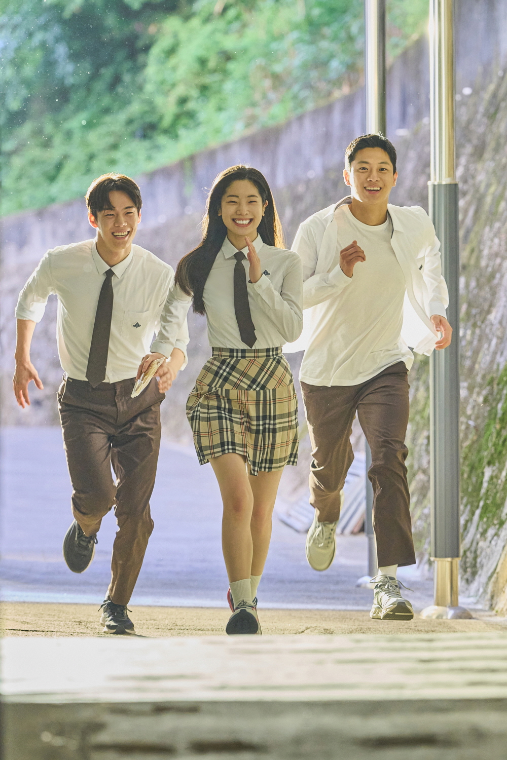 尹書彬(左起)、多賢、李信盈共同加入高中田徑隊,青春能量滿滿。(圖/原創娛樂提供)