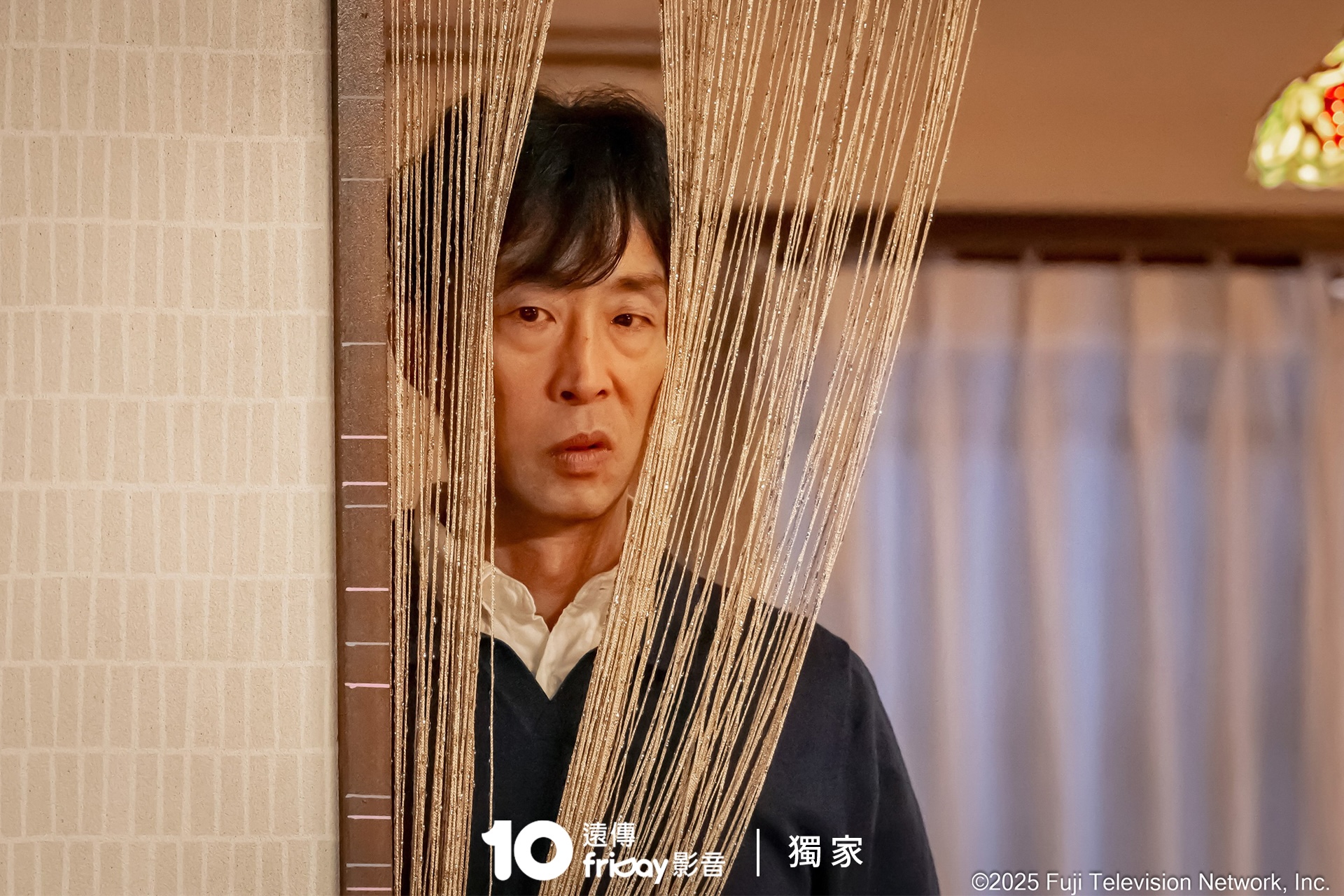 北村有起哉在《小的時候,神明在身邊》飾演的丈夫個性天然、舉止白目。(圖/friDay影音提供)