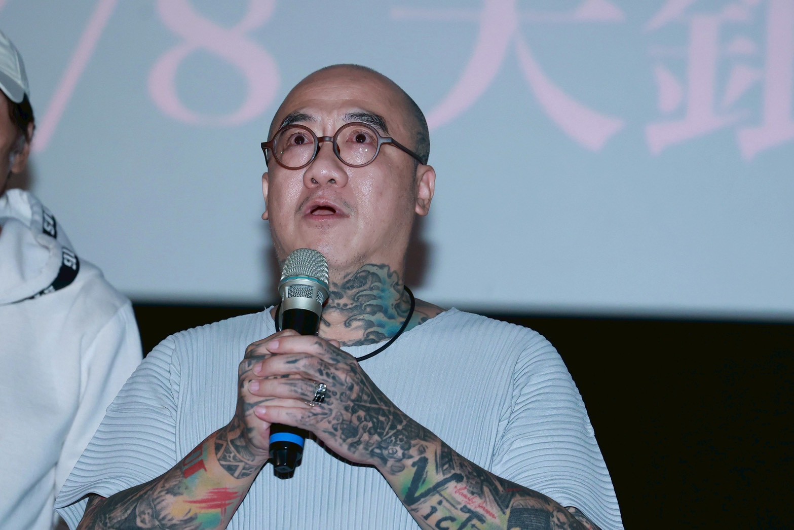 鋼鐵爸不捨摯友顏正國離開,鞠躬感謝在場觀眾。(圖/王人傑攝)