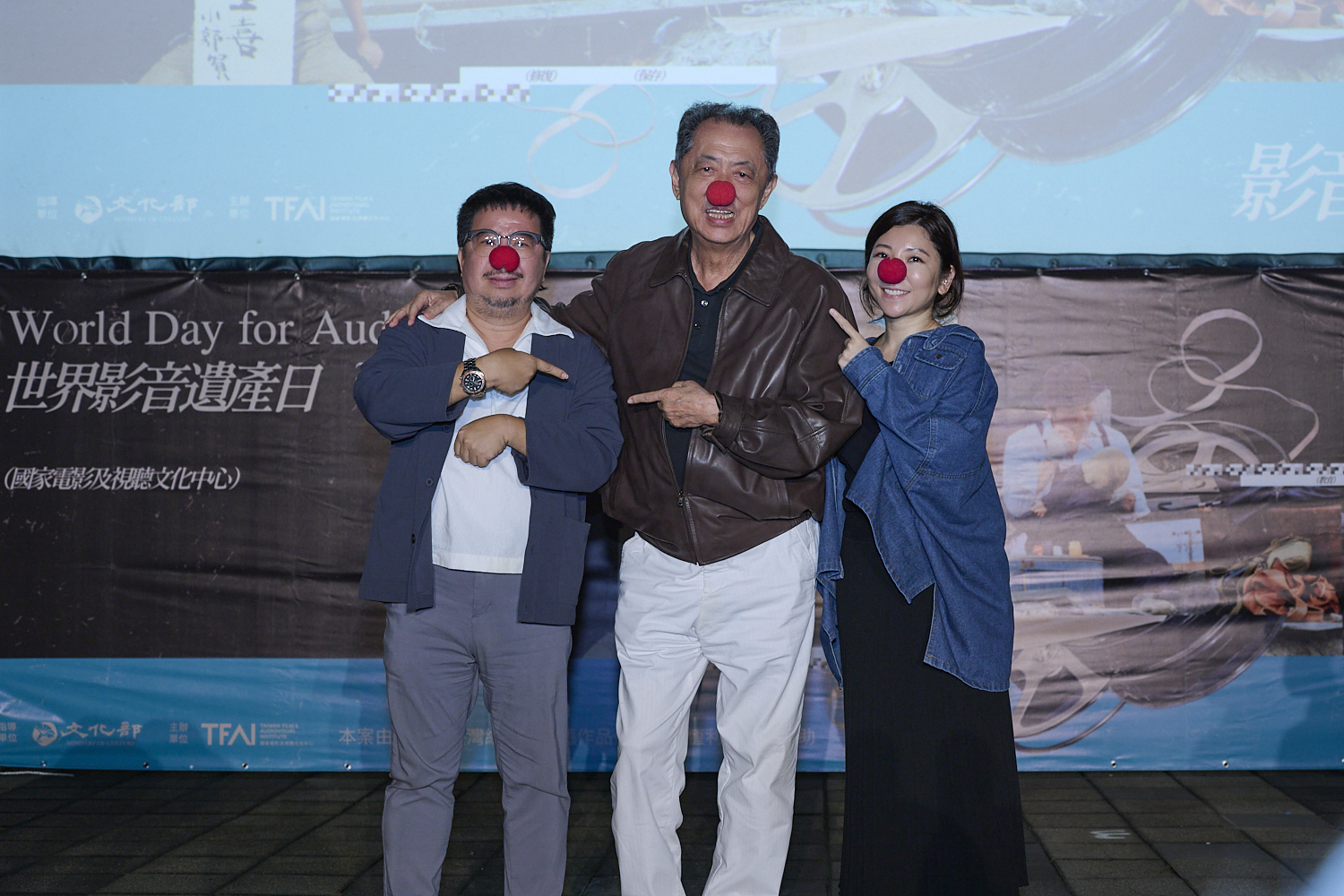《小丑與天鵝》數位修復首映,影視聽中心褚明仁董事長(左起)、導演朱延平、許不了女兒葉蓉庭。(圖/國家