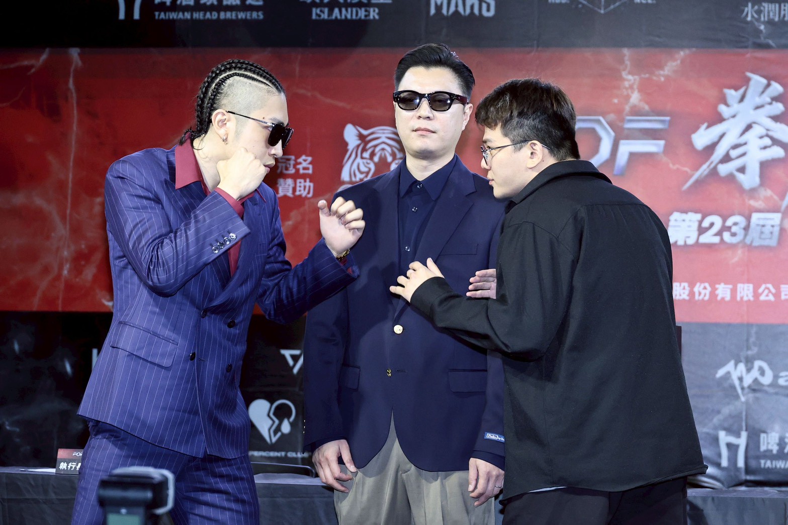 孫生(右)、秋偉還沒開打,就已經展開激烈唇槍舌戰,火藥味超濃。(圖/王人傑攝)