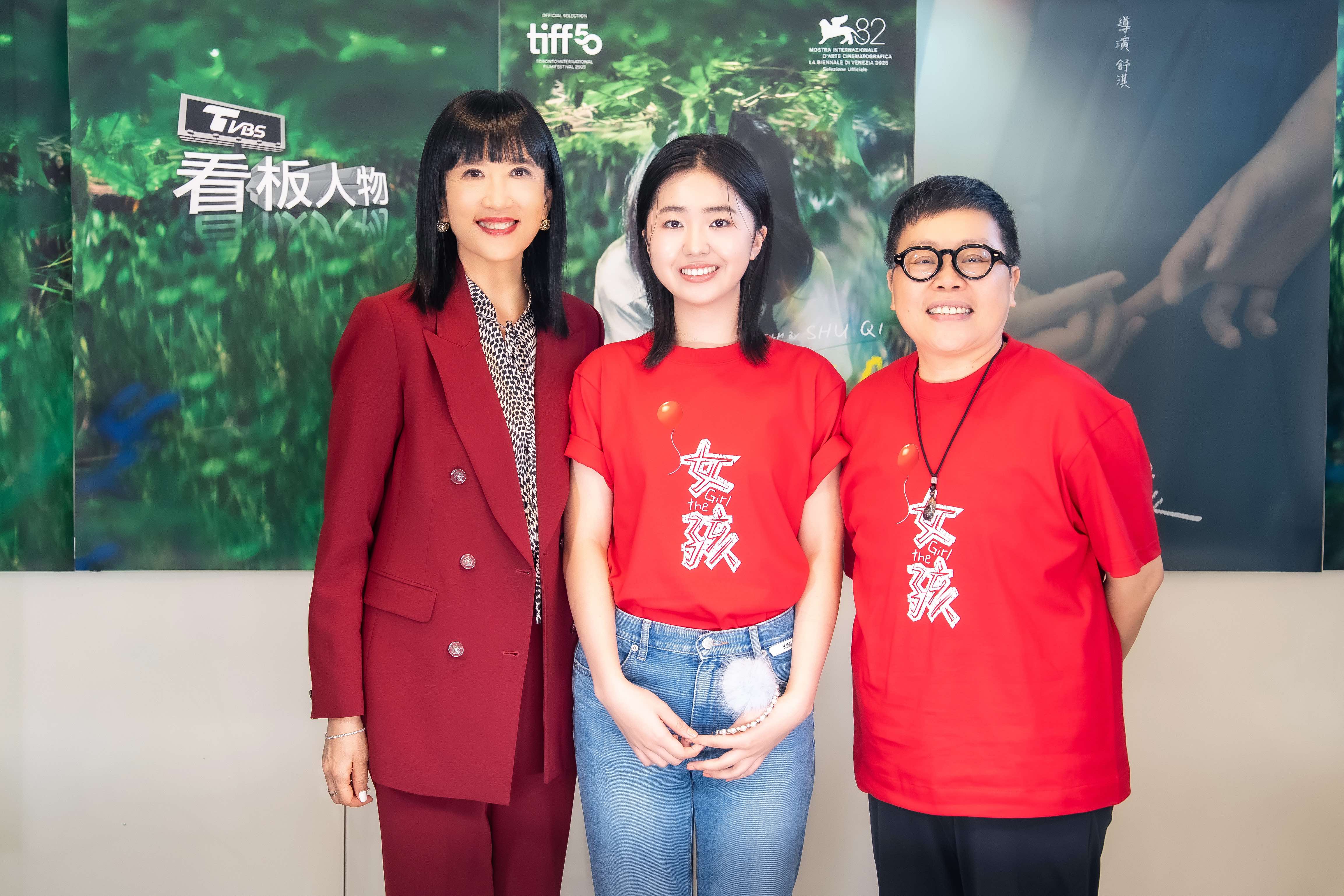 《女孩》女主角白小櫻(中)與監製葉如芬(右)也在《看板人物》中,與主持人方念華分享跟舒淇合作心情。(