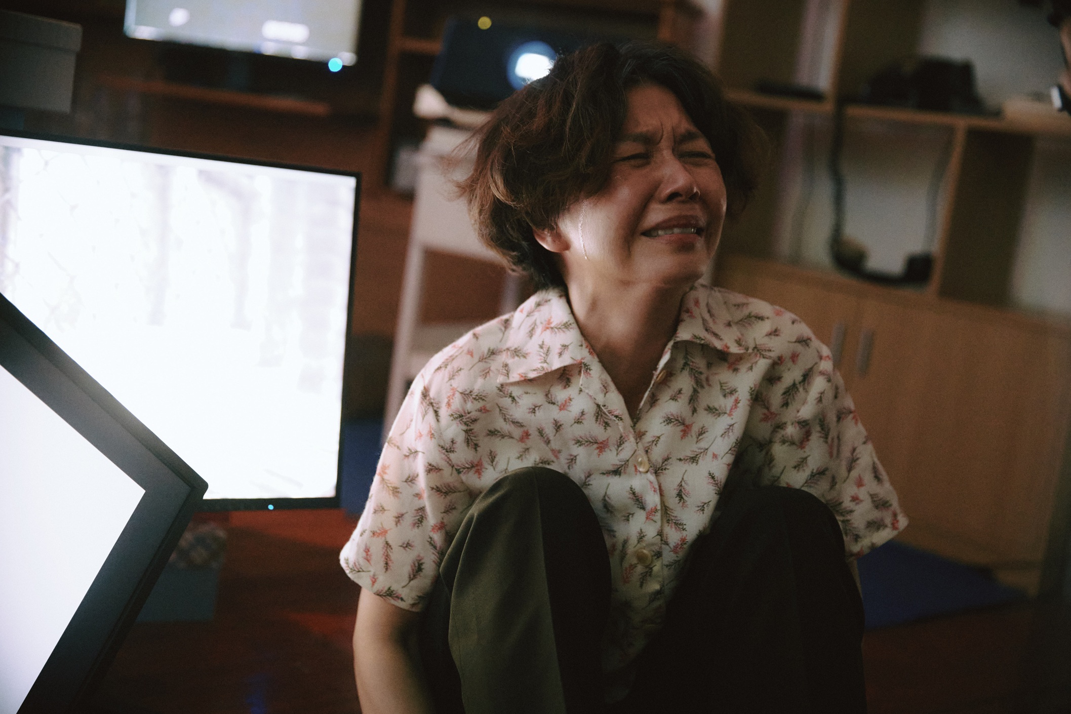 于子育MV扮演失智症患者大展演技。(圖/笙根蘭陽提供)