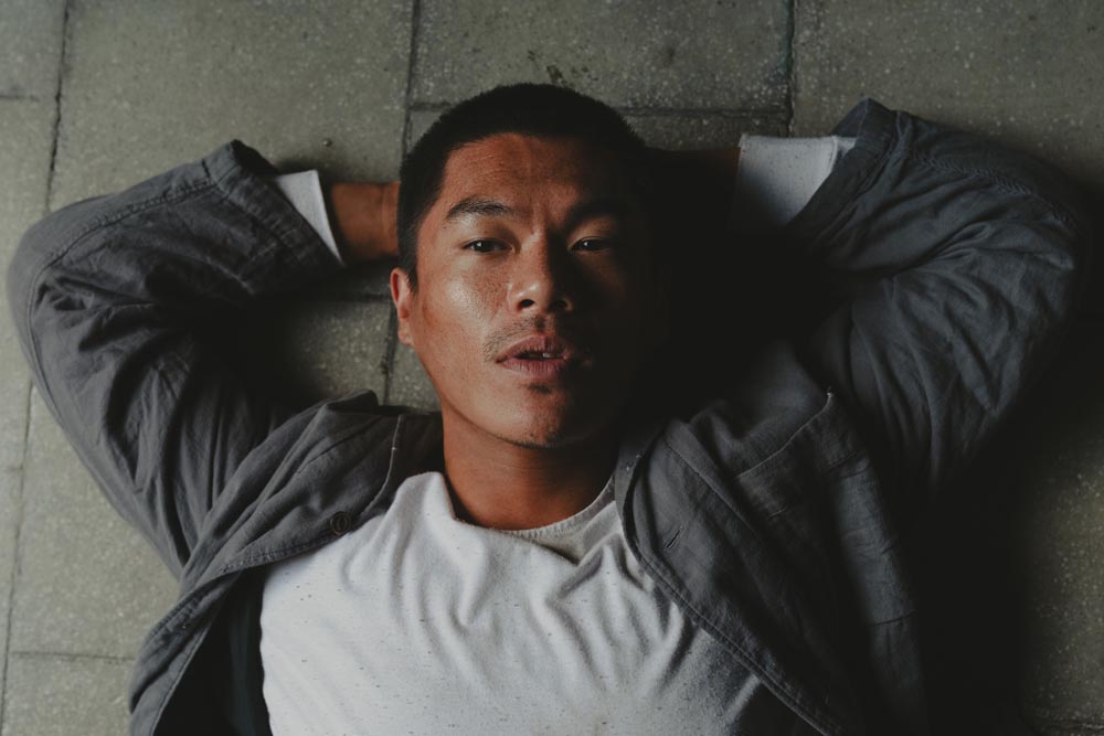 柯煒林在電影《大濛》中展現出極具鬆弛感的演技。（圖／華文創提供）