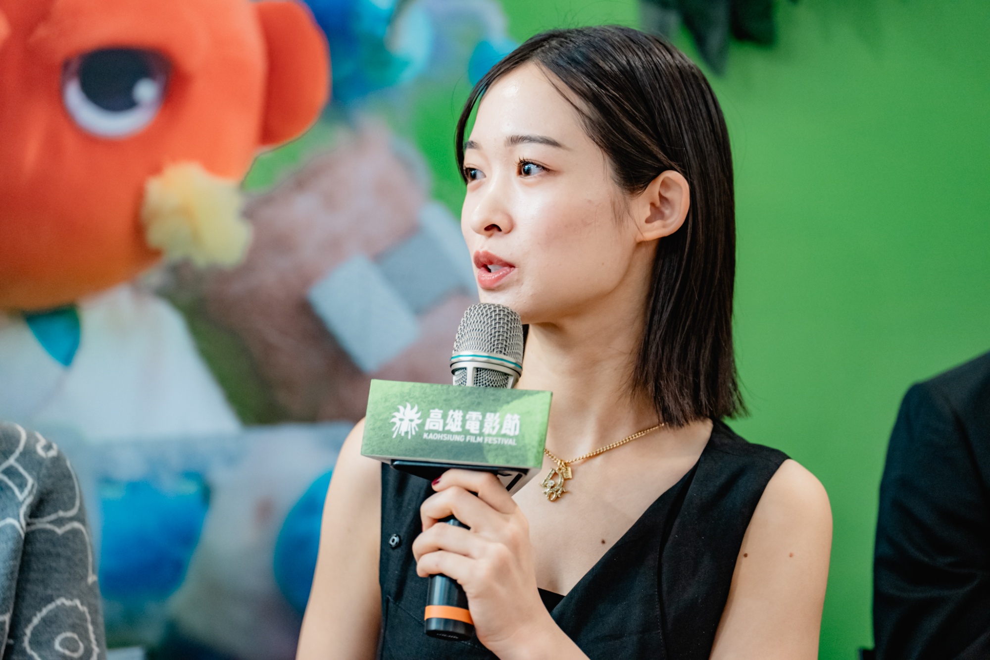 海津雪乃拍《咒死你》第一次看到台灣的護身符。(圖/雄影提供)