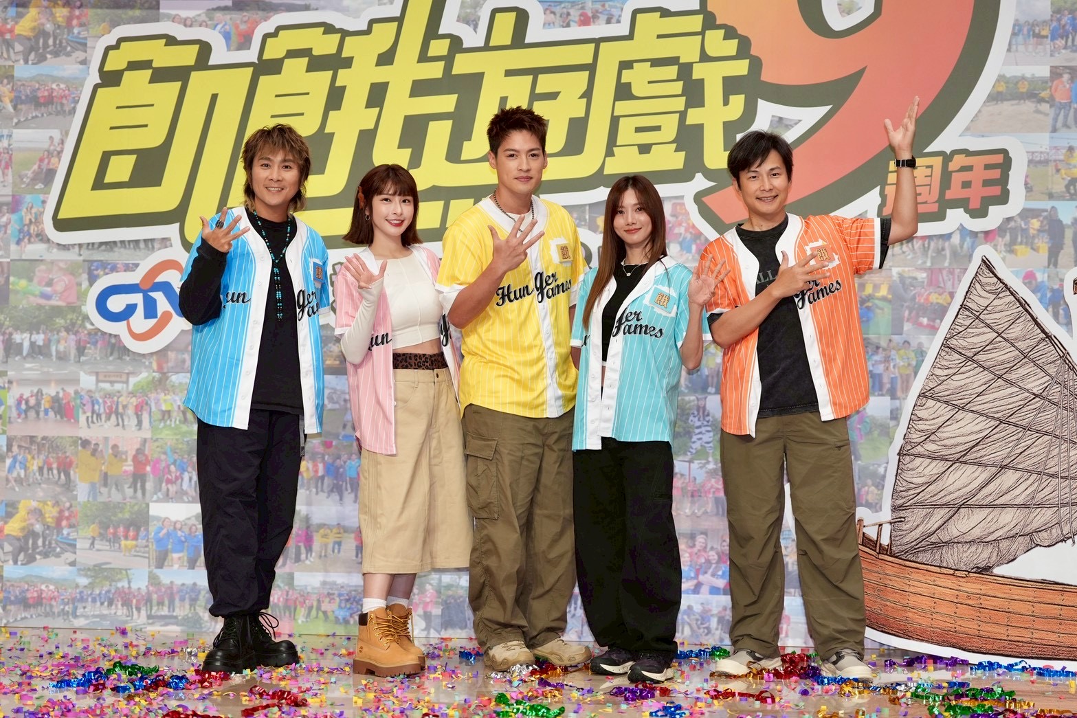 《飢餓遊戲》9週年了,主持人孫協志、王仁甫、許孟哲、蔡黃汝、峮峮出席記者會。(圖/記者陳明中攝)