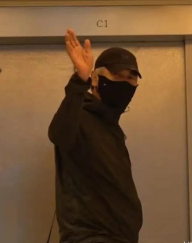 周潤發被媒體捕捉到醫院探視許紹雄。（圖／翻攝自小紅書）